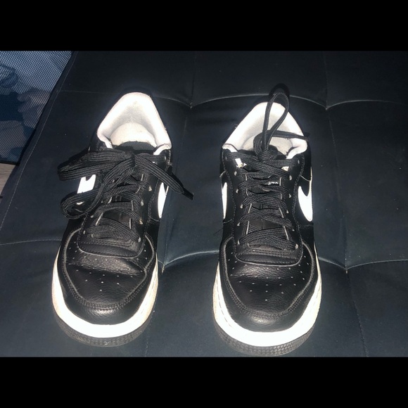 I'm selling black and white shoes from nikey and size is 5.5 in men - Picture 2 of 4